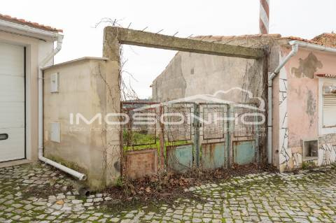 Terreno com 4107m2, Casa em ruínas e Anexos