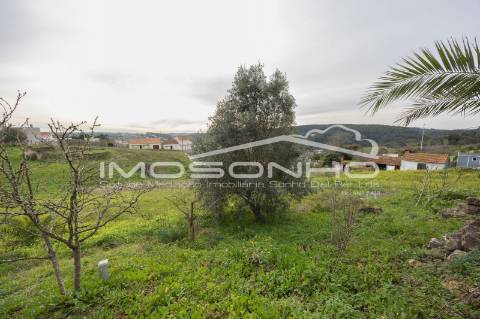 Terreno com 4107m2, Casa em ruínas e Anexos