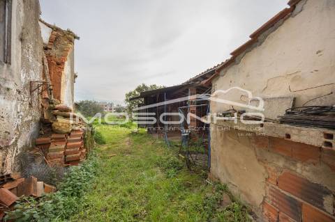 Terreno com 4107m2, Casa em ruínas e Anexos