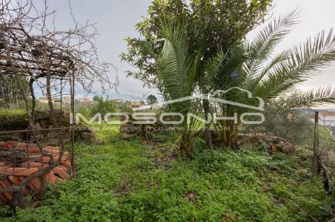 Terreno com 4107m2, Casa em ruínas e Anexos