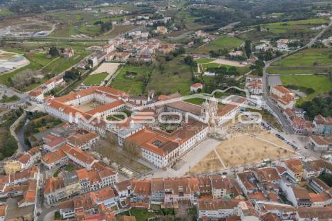 Terreno com 4107m2, Casa em ruínas e Anexos