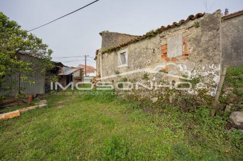 Terreno com 4107m2, Casa em ruínas e Anexos
