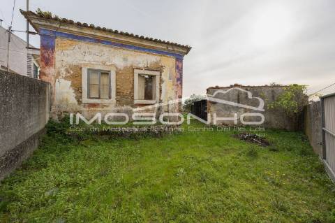 Terreno com 4107m2, Casa em ruínas e Anexos