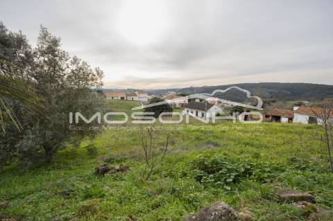 Terreno com 4107m2, Casa em ruínas e Anexos