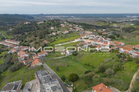 Terreno com 4107m2, Casa em ruínas e Anexos