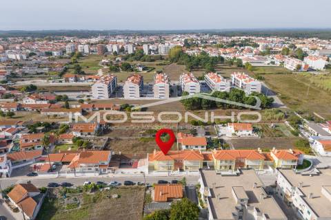 Moradia V4 com acabamentos modernos, garagem dupla e pátio