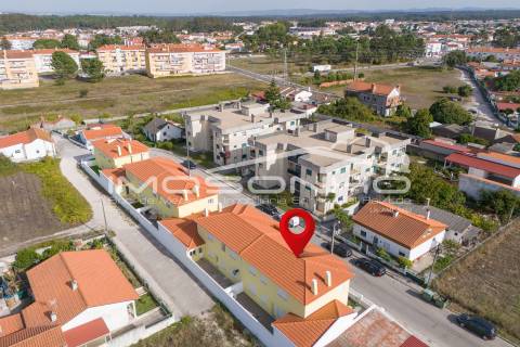 Moradia V4 com acabamentos modernos, garagem dupla e pátio