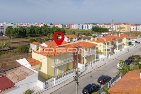 Moradia V4 com acabamentos modernos, garagem dupla e pátio