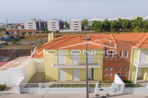 Moradia V4 com acabamentos modernos, garagem dupla e pátio