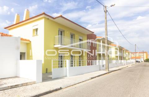 Moradia V4 com acabamentos modernos, garagem dupla e pátio