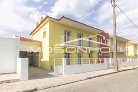 Moradia V4 com acabamentos modernos, garagem dupla e pátio