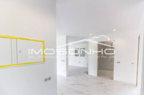 Moradia V4 com acabamentos modernos, garagem dupla e pátio