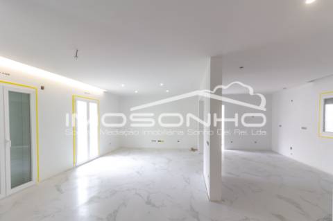 Moradia V4 com acabamentos modernos, garagem dupla e pátio