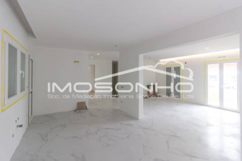 Moradia V4 com acabamentos modernos, garagem dupla e pátio