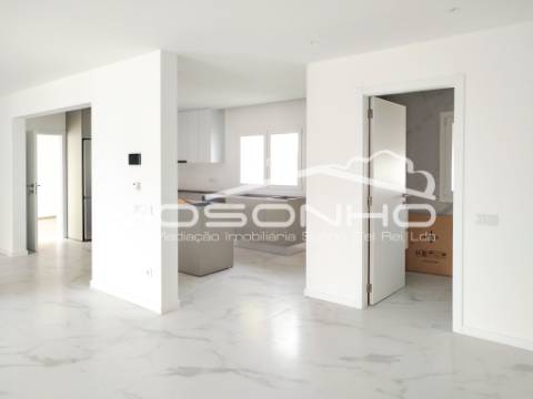 Moradia V4 com acabamentos modernos, garagem dupla e pátio