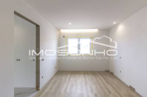 Moradia V4 com acabamentos modernos, garagem dupla e pátio