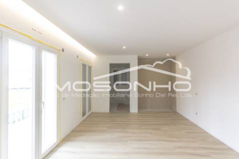 Moradia V4 com acabamentos modernos, garagem dupla e pátio