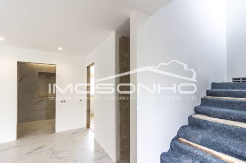 Moradia V4 com acabamentos modernos, garagem dupla e pátio