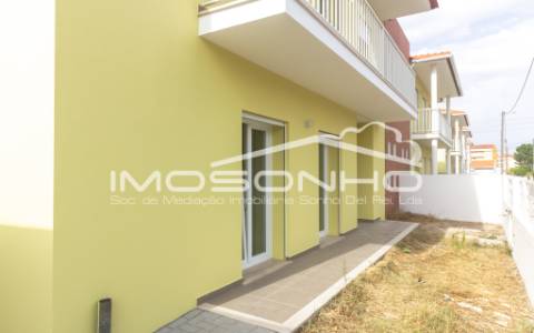 Moradia V4 com acabamentos modernos, garagem dupla e pátio