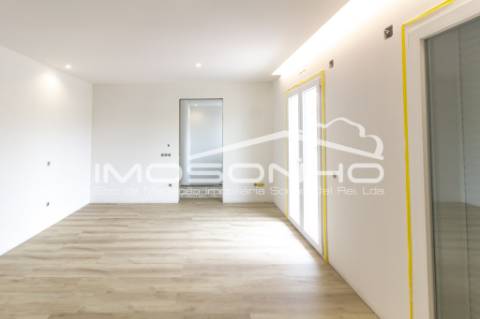 Moradia V4 com acabamentos modernos, garagem dupla e pátio