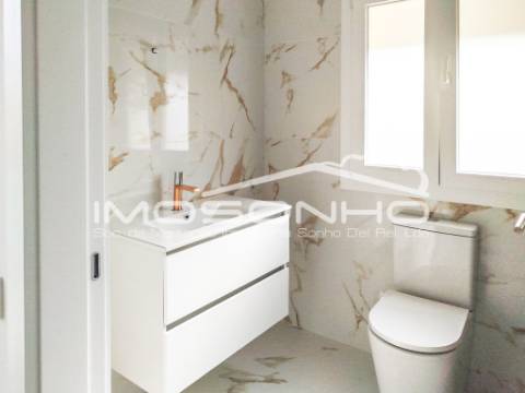 Moradia V4 com acabamentos modernos, garagem dupla e pátio