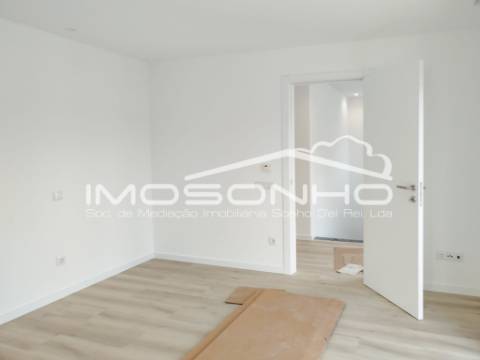 Moradia V4 com acabamentos modernos, garagem dupla e pátio