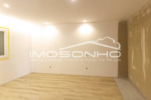 Moradia V4 com acabamentos modernos, garagem dupla e pátio