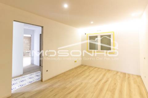 Moradia V4 com acabamentos modernos, garagem dupla e pátio