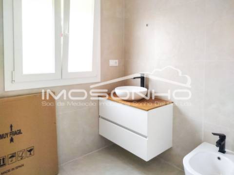 Moradia V4 com acabamentos modernos, garagem dupla e pátio