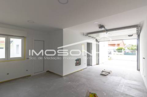 Moradia V4 com acabamentos modernos, garagem dupla e pátio