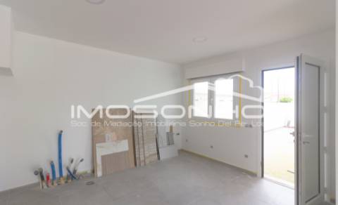 Moradia V4 com acabamentos modernos, garagem dupla e pátio