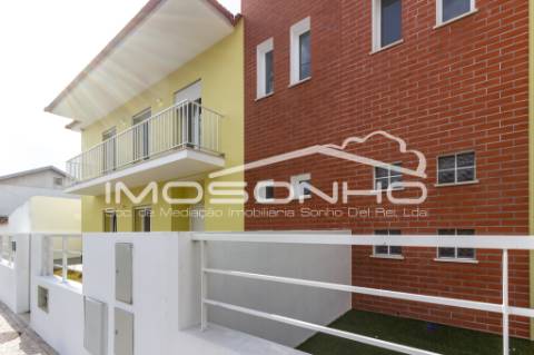 Moradia V4 com acabamentos modernos, garagem dupla e pátio