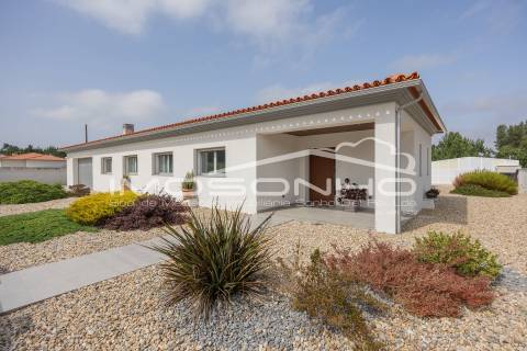 Moradia T4 Individual com Piscina