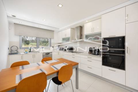 Moradia T4 Individual com Piscina