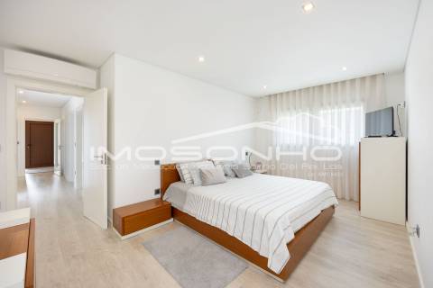 Moradia T4 Individual com Piscina