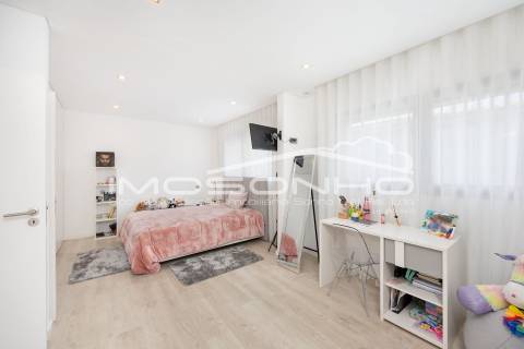 Moradia T4 Individual com Piscina