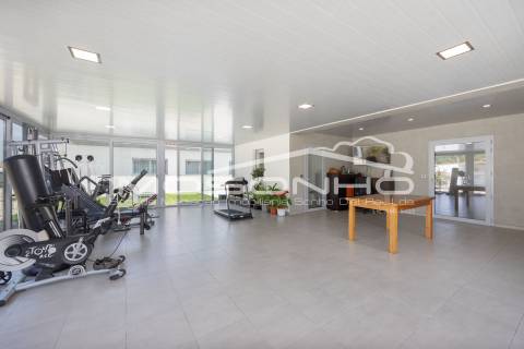 Moradia T4 Individual com Piscina