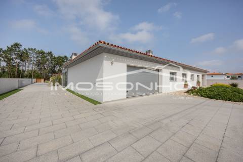 Moradia T4 Individual com Piscina