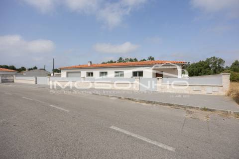 Moradia T4 Individual com Piscina