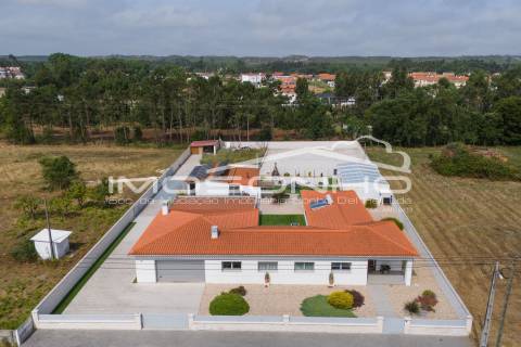 Moradia T4 Individual com Piscina