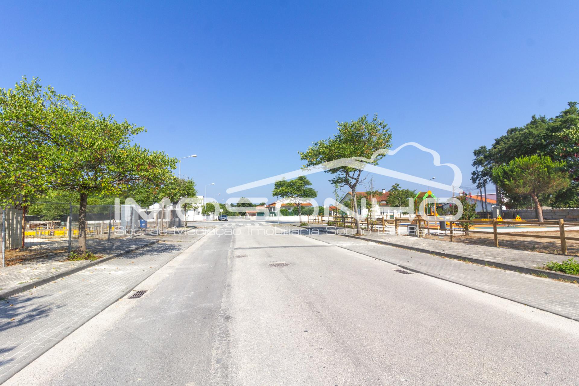 Lote de terreno para moradia isolada, com bons acessos para Leiria e centro da Marinha Grande