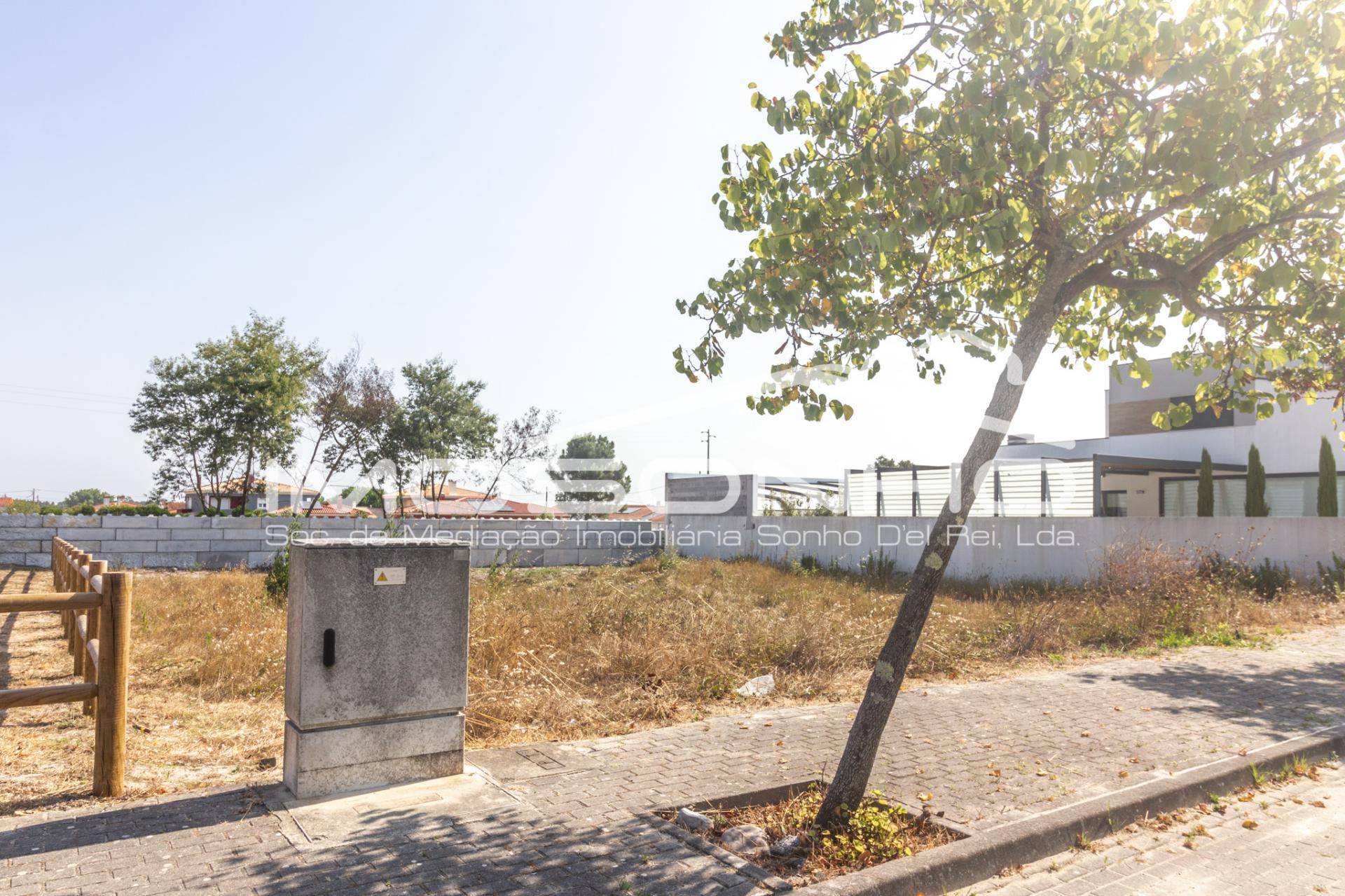 Lote de terreno para moradia isolada, com bons acessos para Leiria e centro da Marinha Grande