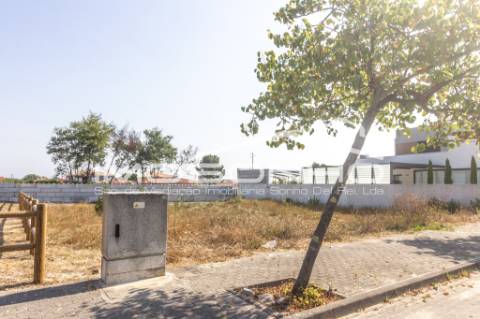 Lote de terreno para moradia isolada, com bons acessos para Leiria e centro da Marinha Grande