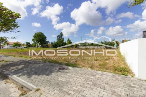 Lote de terreno para moradia isolada, com bons acessos para Leiria e centro da Marinha Grande