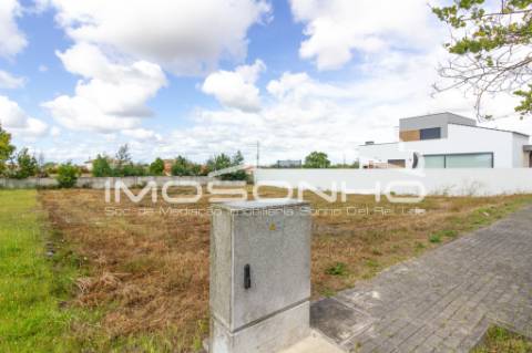 Lote de terreno para moradia isolada, com bons acessos para Leiria e centro da Marinha Grande