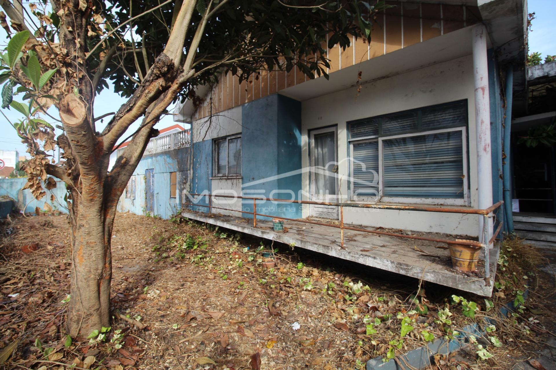 Moradia T4 + Armazém