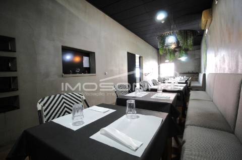 Churrasqueira Trespasse com atividade a funcionar