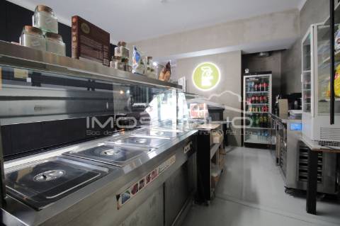 Churrasqueira Trespasse com atividade a funcionar