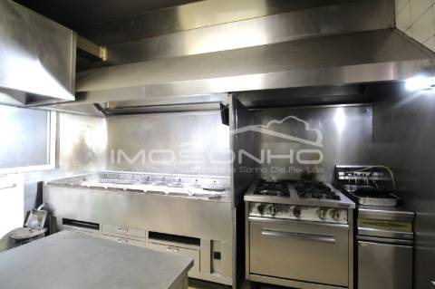 Churrasqueira Trespasse com atividade a funcionar