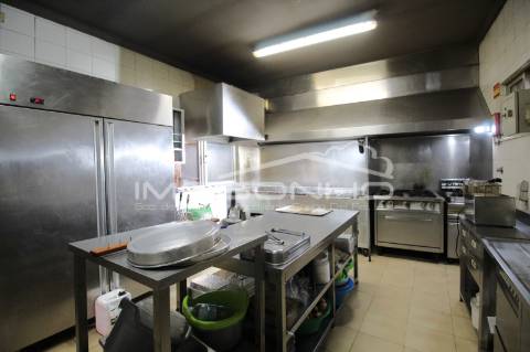 Churrasqueira Trespasse com atividade a funcionar